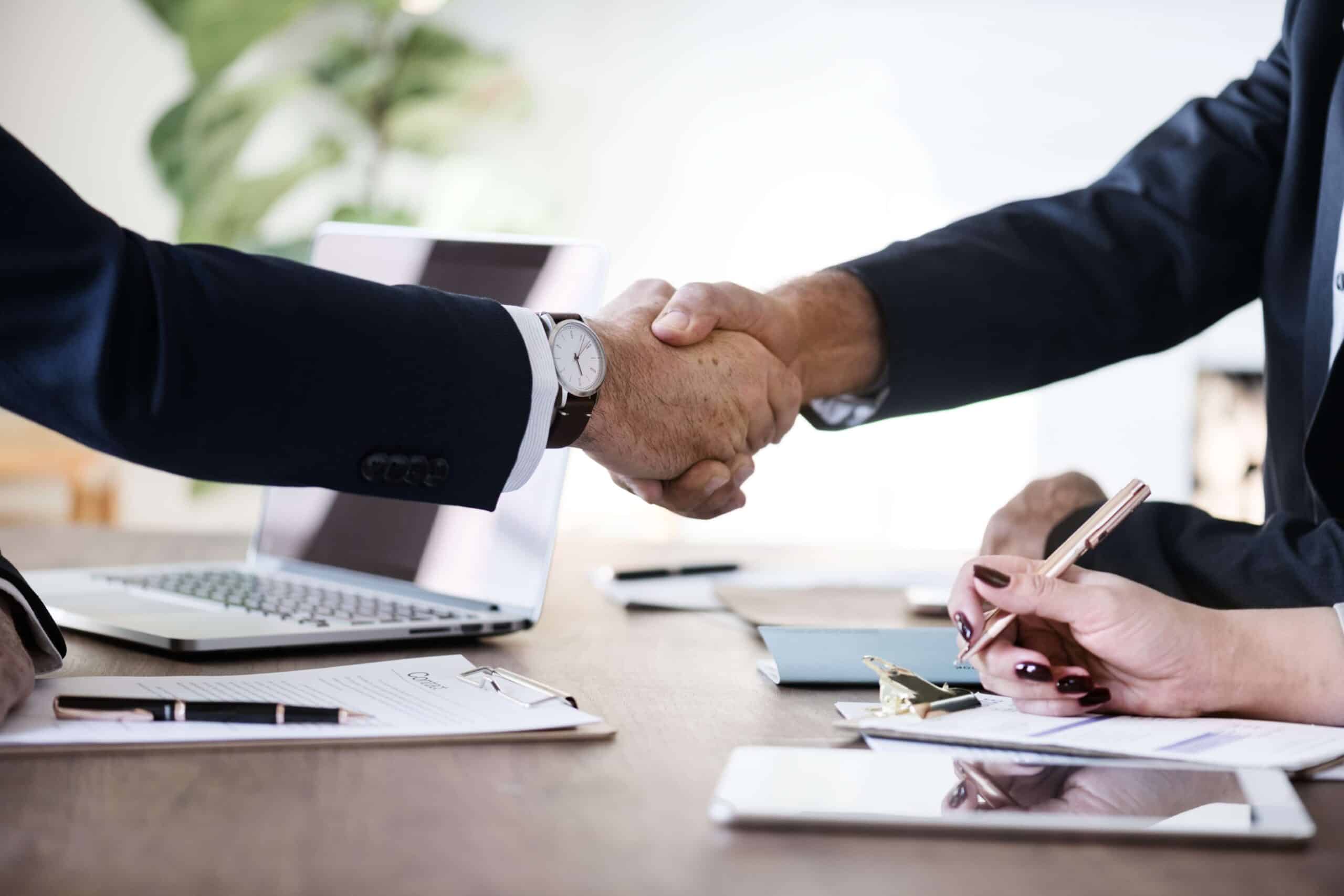 Geschäftsleute bei Immobilienbesprechung – Dienstleistungen Schönrich Immobilien