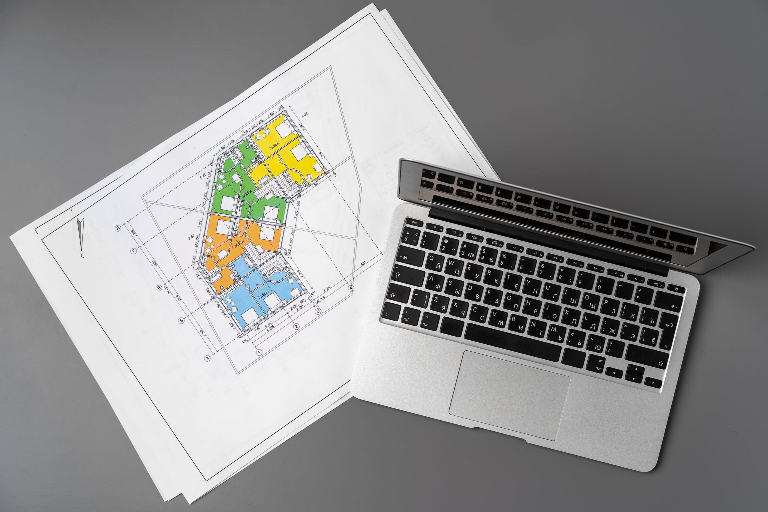 Arbeitsplatz mit Grundrissen – Immobilienbewertung