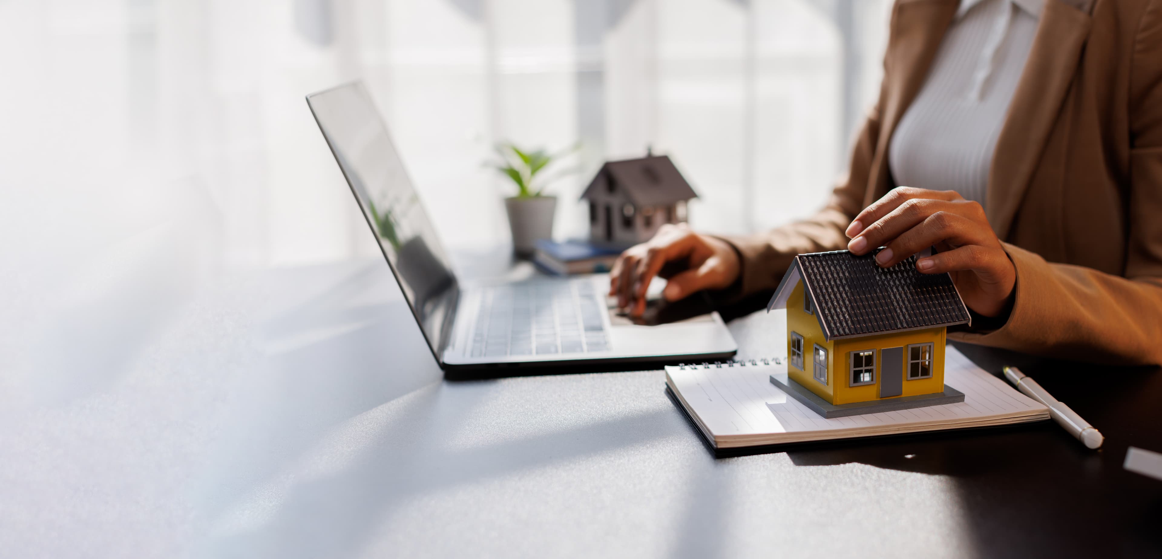 Makler bei der Vertragsunterzeichnung – Immobilie verkaufen mit Schönrich Immobilien